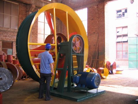 員工冒酷暑為用戶生產(chǎn)的3米大型軸流風(fēng)機(jī)成品